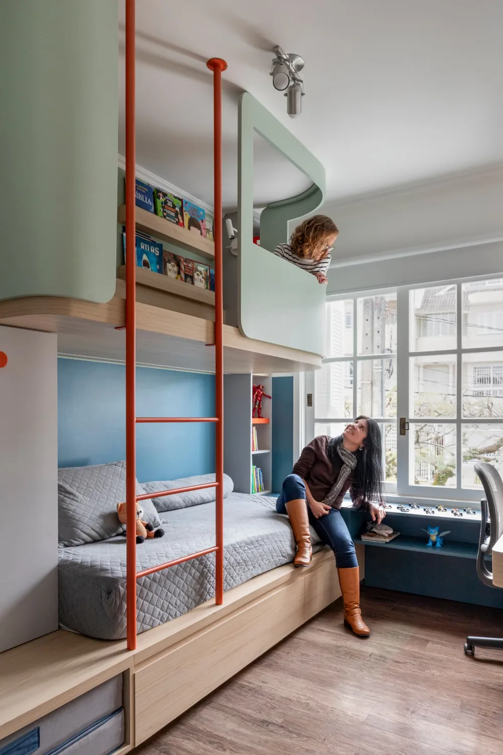 Alessandra e Daniela em um quarto infantil com beliche projetado pela AZ Arquitetura